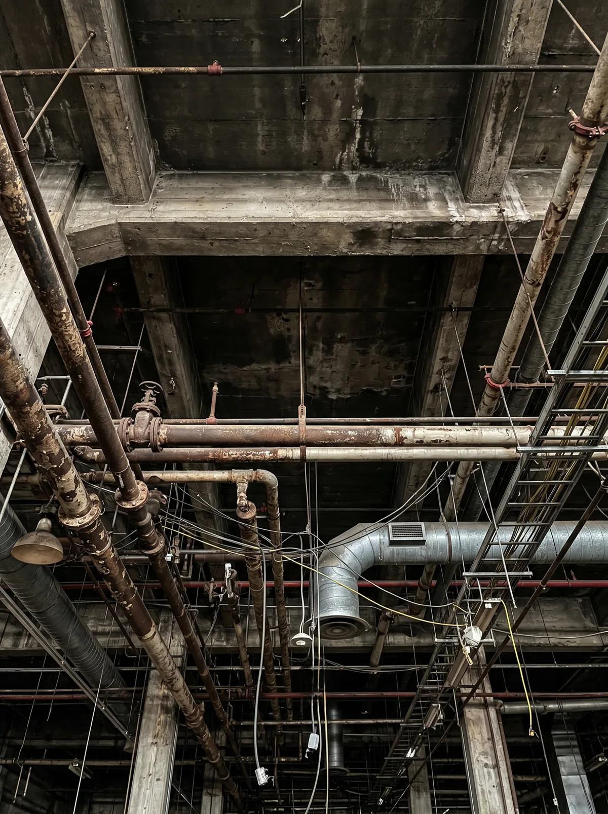 Промышленный потолок до покраски